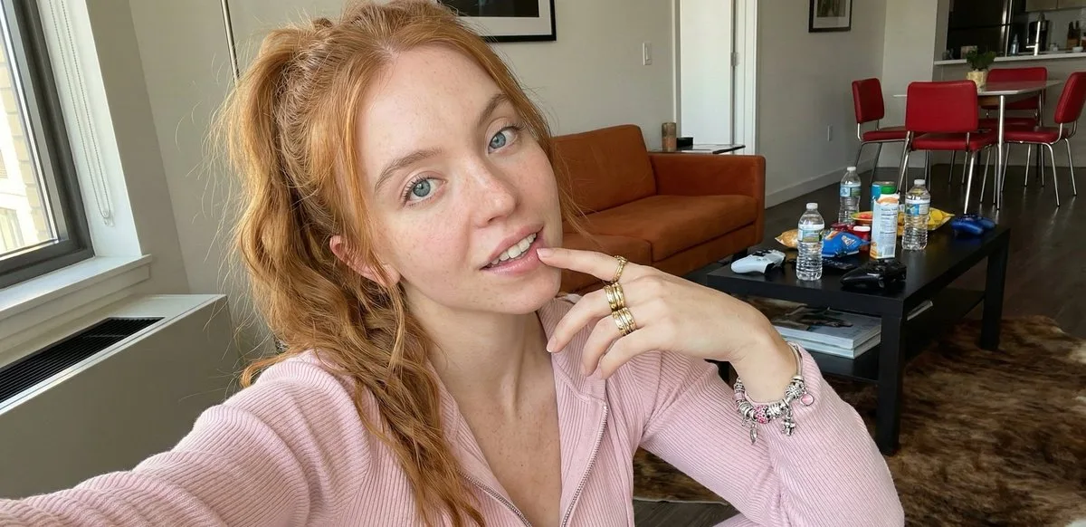 Profile / Avatar - Hyper-Realistic 'Instagram Baddie' Selfie of Ana De Armas